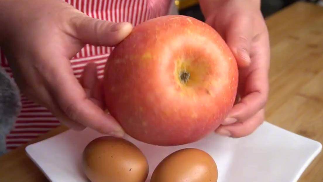 自制苹果脆简单版:秋天多吃苹果，教你新吃法，加入2个鸡蛋，出锅孩子抢着吃